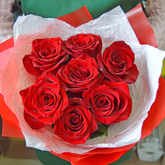 Букет Красные розы в яркой упаковке и конфеты