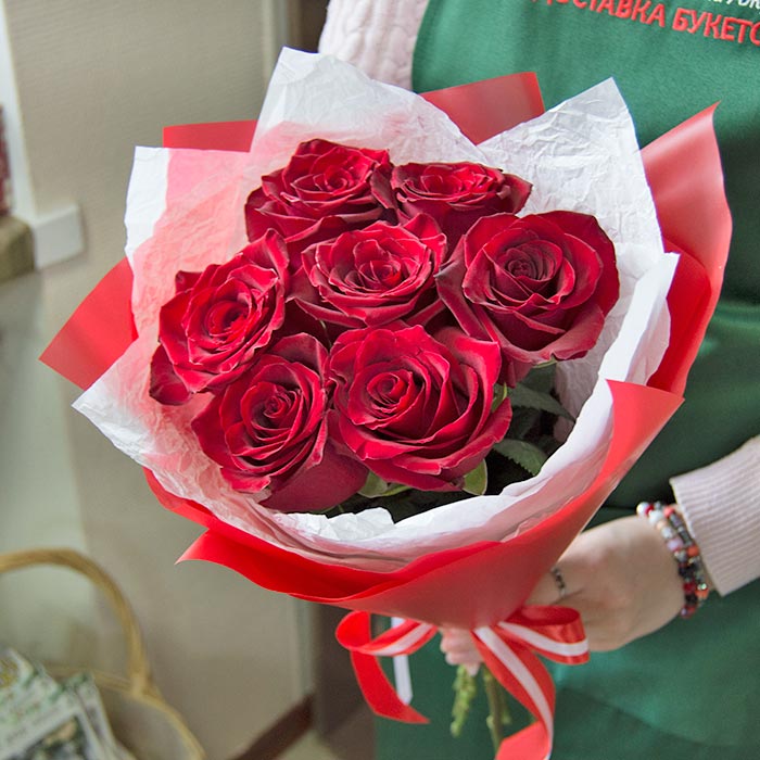 Букет Красные розы в яркой упаковке и конфеты