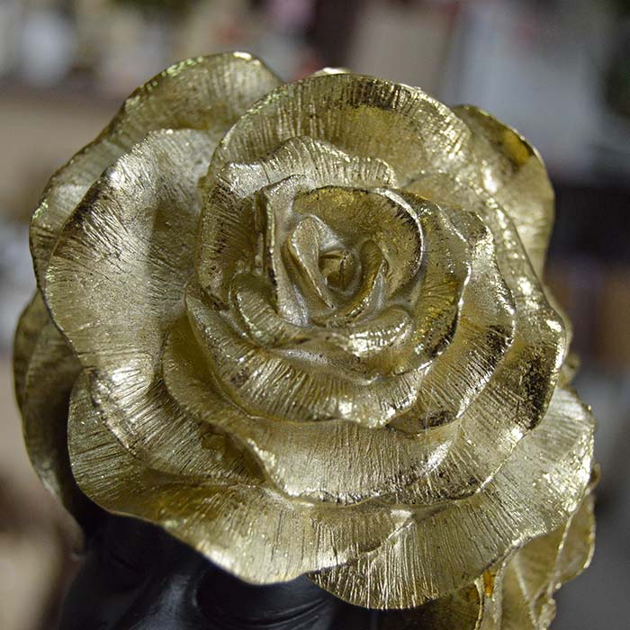 Сувенир полистоун Африканка с золотыми розами в волосах, 28,5 см